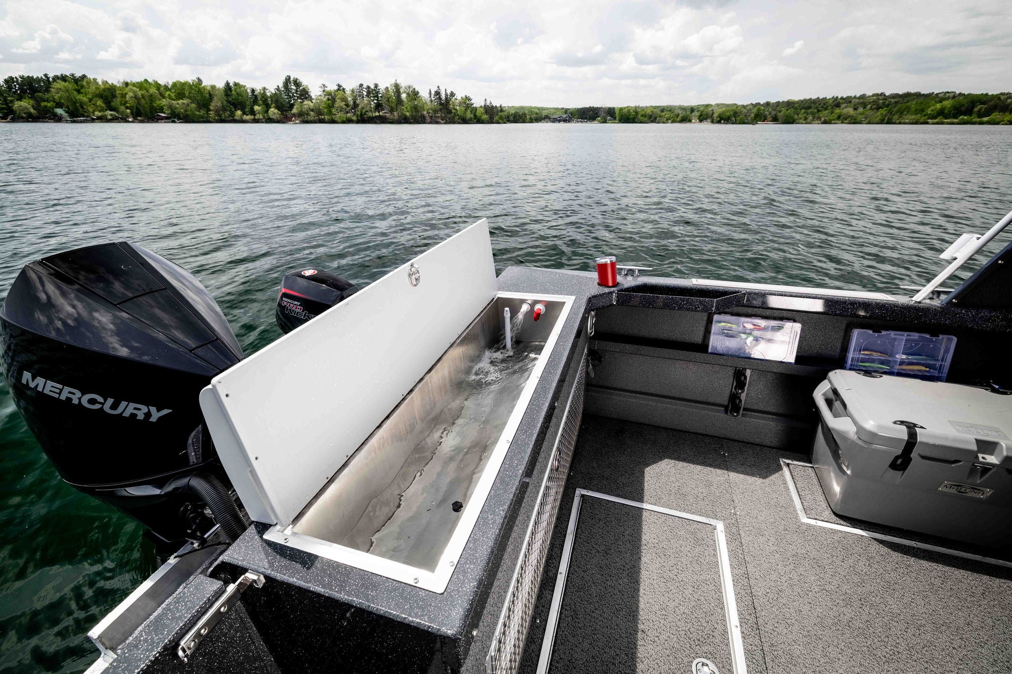 Lund hg pro 220 fish box