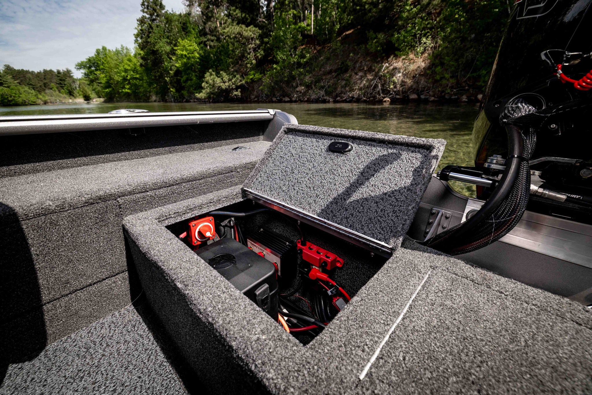 Lund pro guide 2075 storage