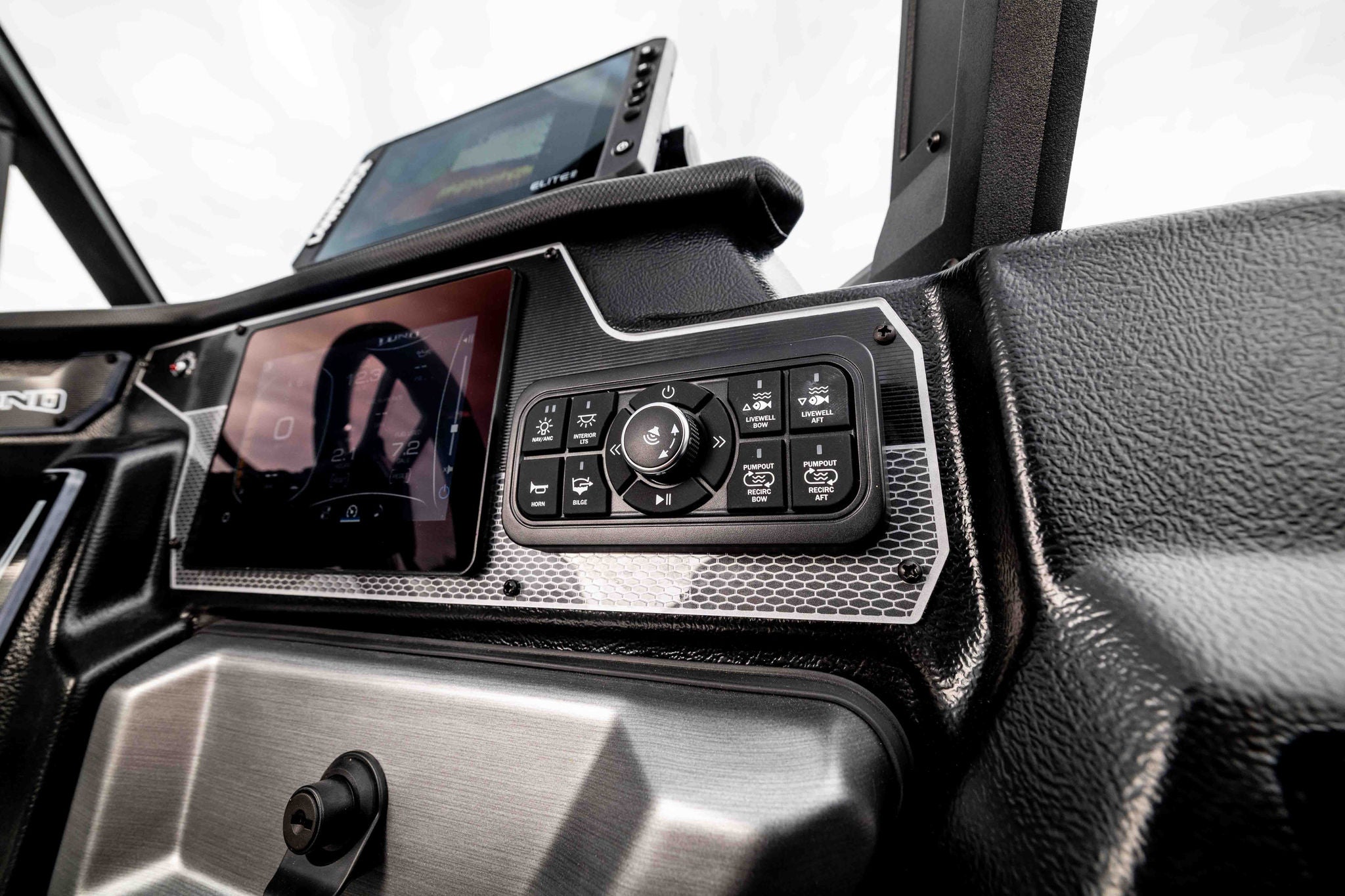 Console on the Lund 1875 Pro V
