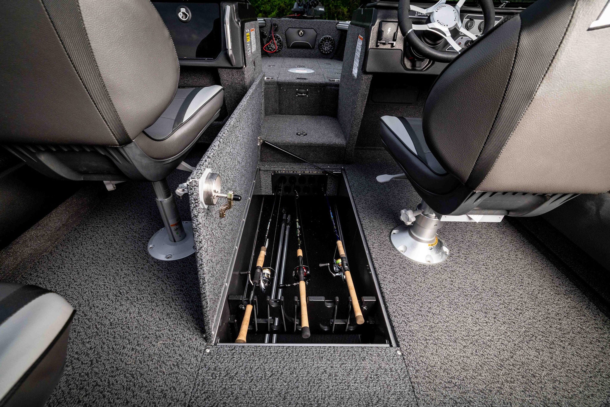 Lund tyee 1875 rod storage