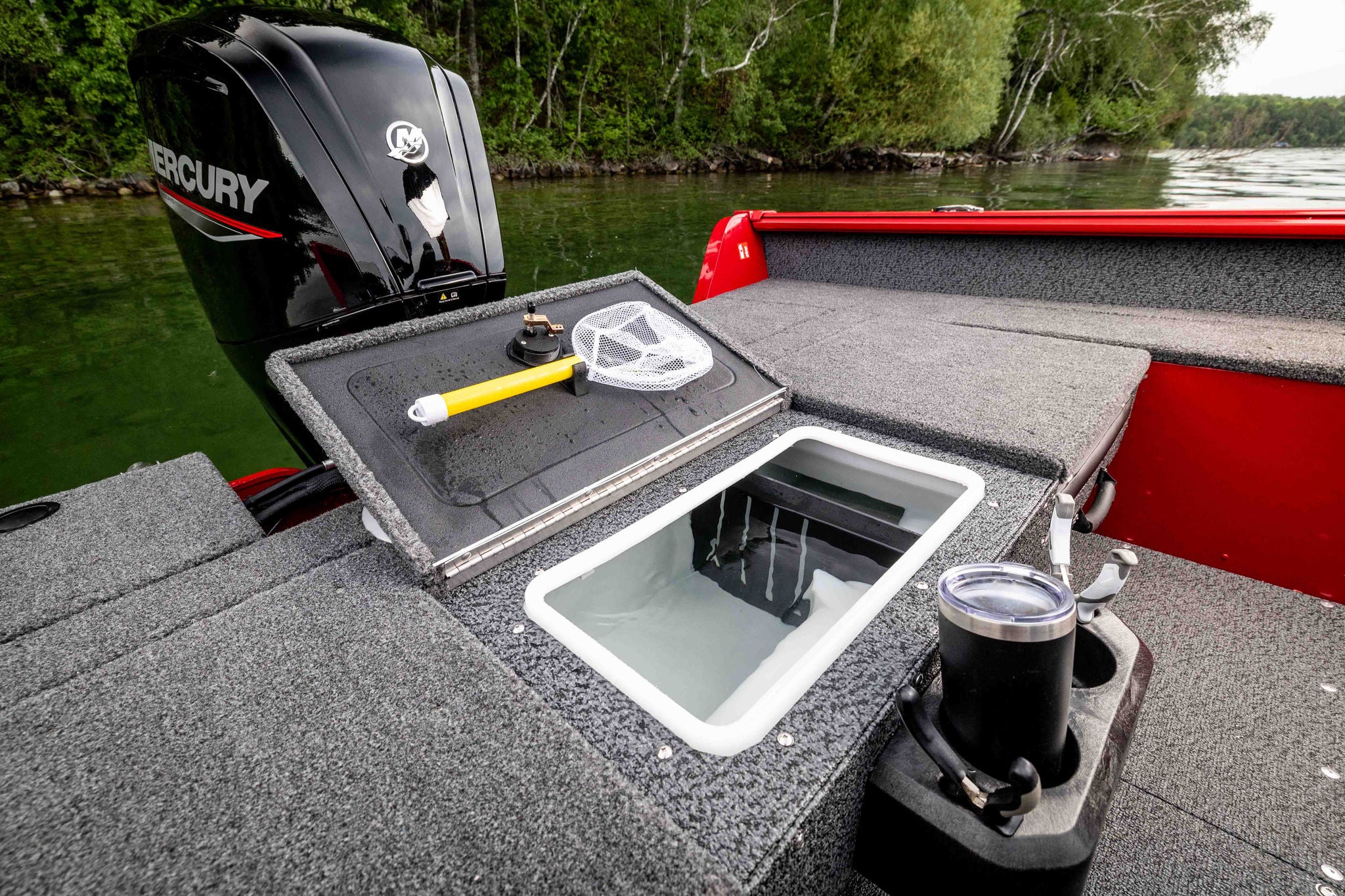 Lund adventure 1800 ss livewell open