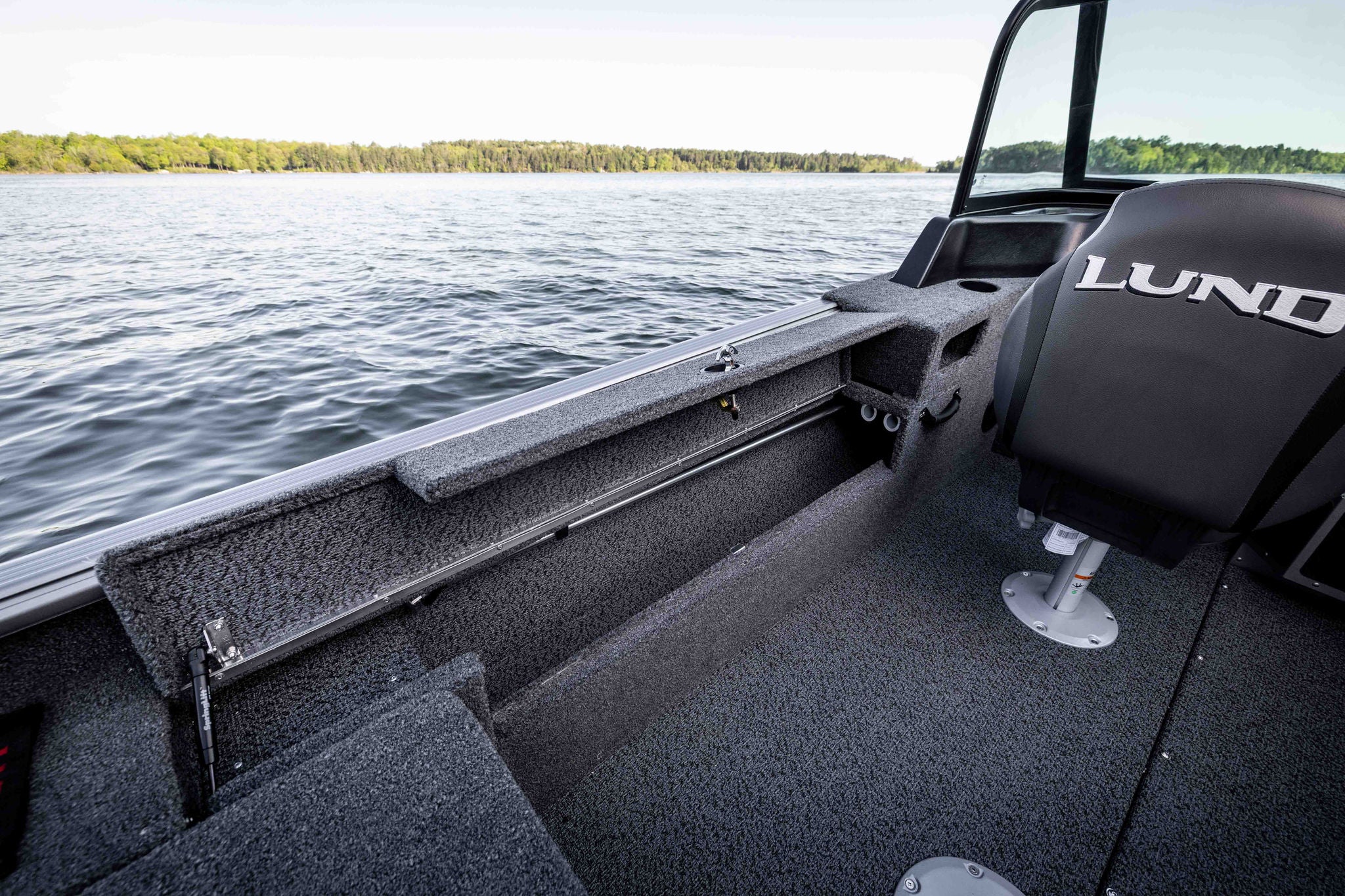 Lund impact XS 1875 sport rod storage