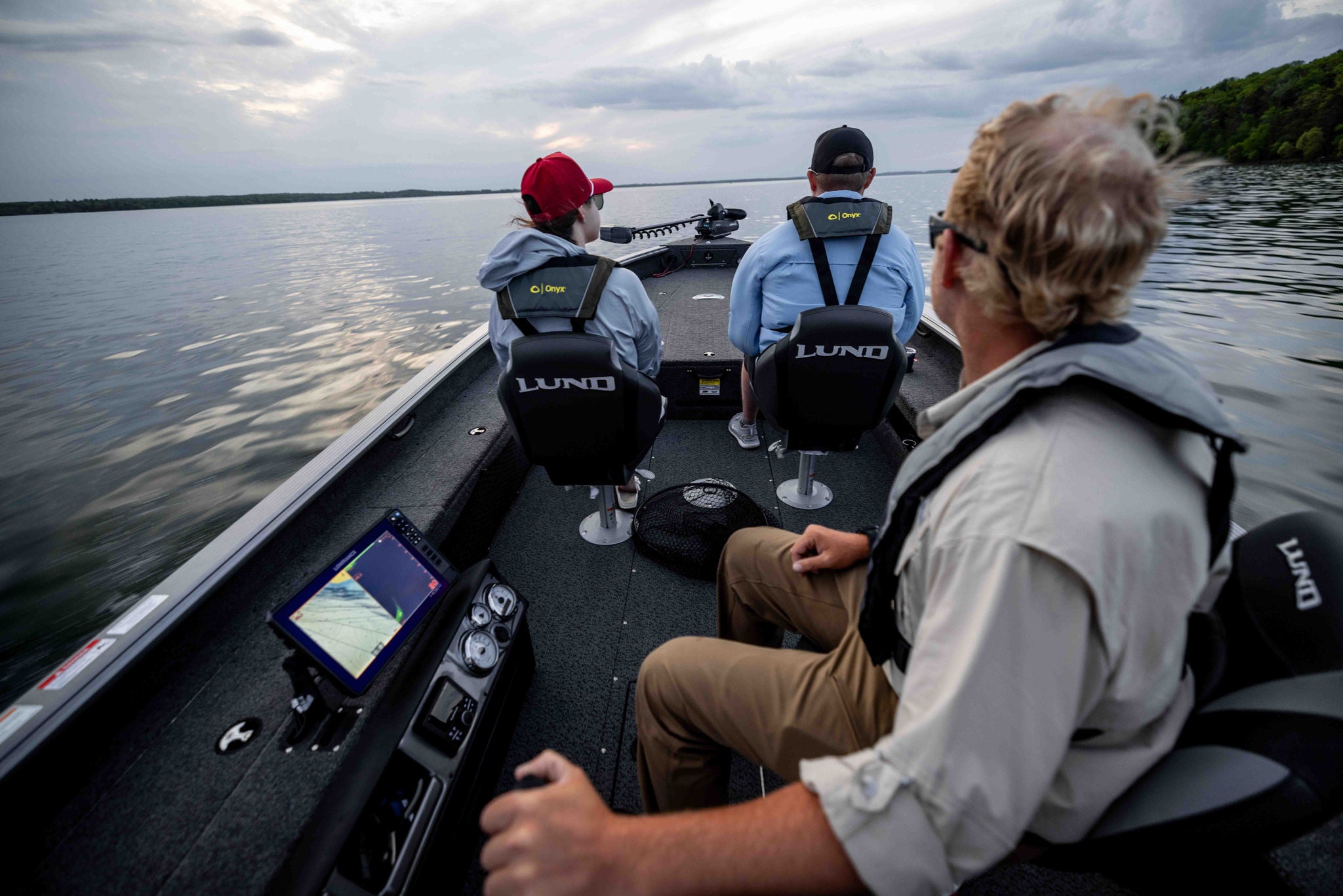 Lund pro guide 2075 in boat running