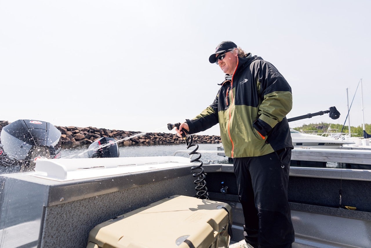 A man sprying down his HG 210 from Lund